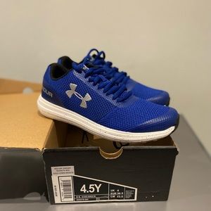 Under Armour (NWBox) Youth size 4.5 sneakers